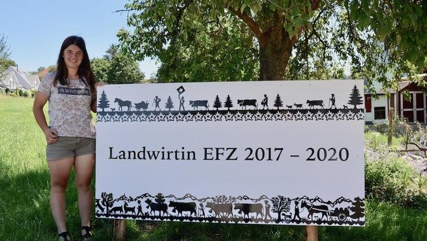 Sonja Schneider ist stolz auf ihren Abschluss als Landwirtin EFZ. Ihre Familie gratulierte ihr zum erfolgreichen Lehrabschluss mit diesem Plakat. (Bild Isabelle Schwander)