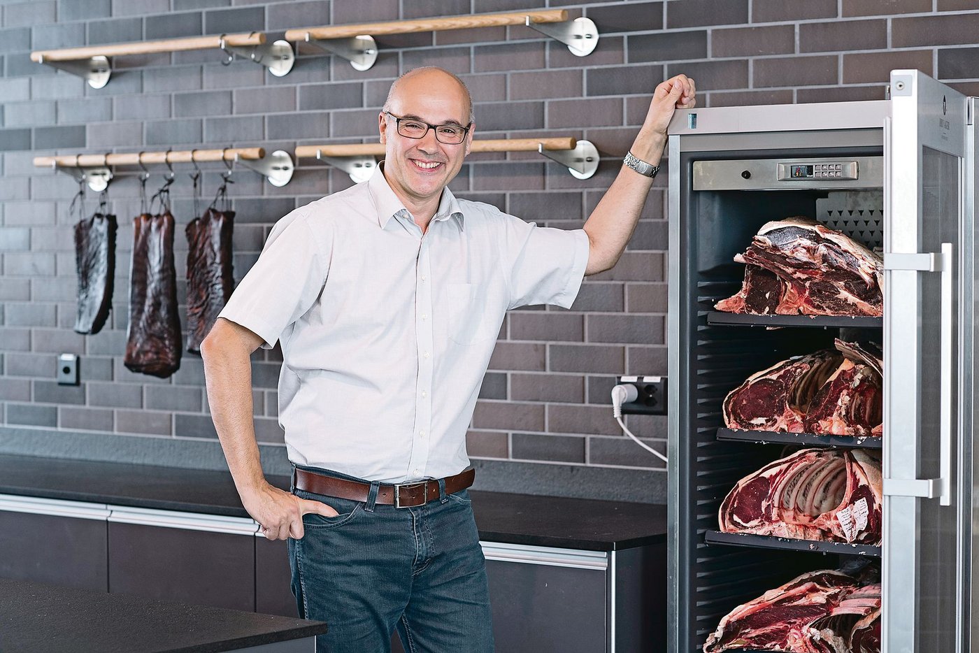 Martin Schmitz, Geschäftsführer der Ueli-Hof AG, in der Biometzgerei in Ebikon.(Bilder Ueli-Hof AG)