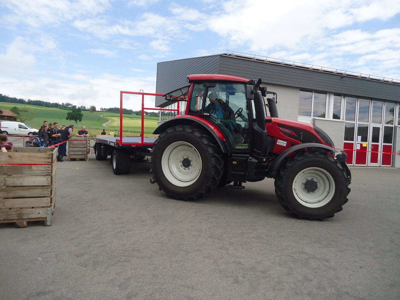 Eine knifflige Aufgabe: Rückwärts einparken mit einem Zweiachs-Anhänger. (Bild Anton Moser)