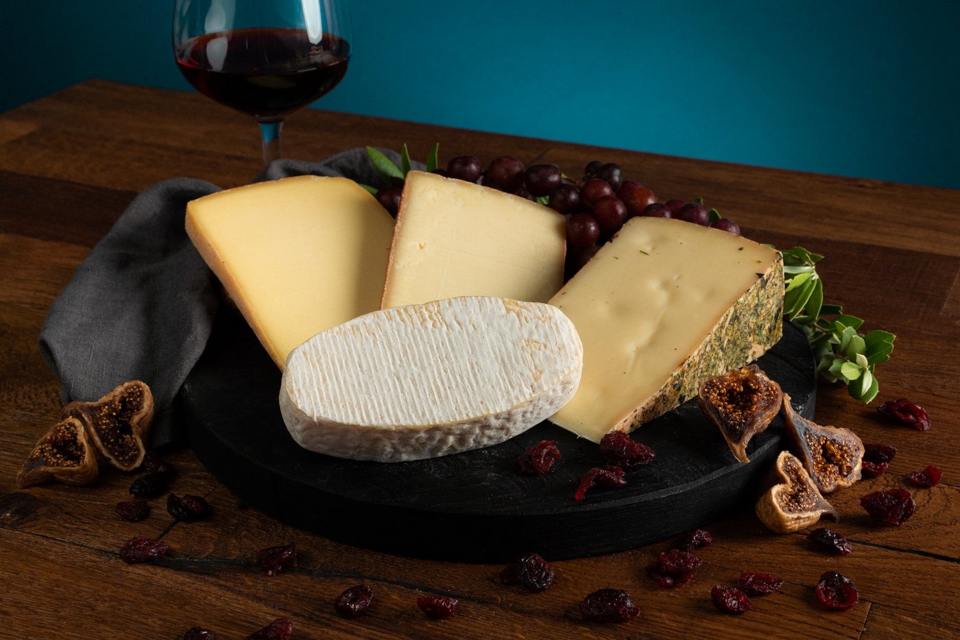 Die Natürliche Käsebox September: Nächste Woche findet der übliche Sortimentswechsel statt: Wer ab 2. September 2020 «Die Natürliche» Käsebox bestellt, erhält vier grossartige Bio Käsespezialitäten: Bio Berghof Träumli, Bio Alpeblueme Käse, Gwitter Chäs Bio und Old Swiss Bio. (Bild mooh)