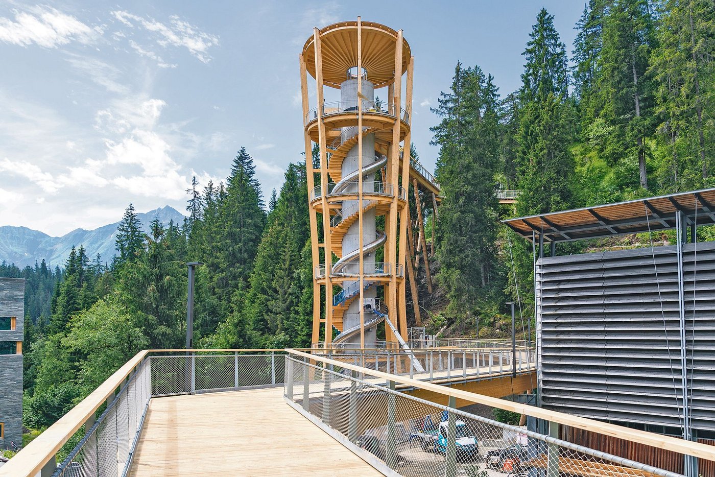 Erst hoch hinaus, dann mit Tempo in die Tiefe: Beim Einstiegsturm in Murschetg lockt eine 73 m lange und spiralförmige Rutschbahn vor allem die kleinen Besucher.