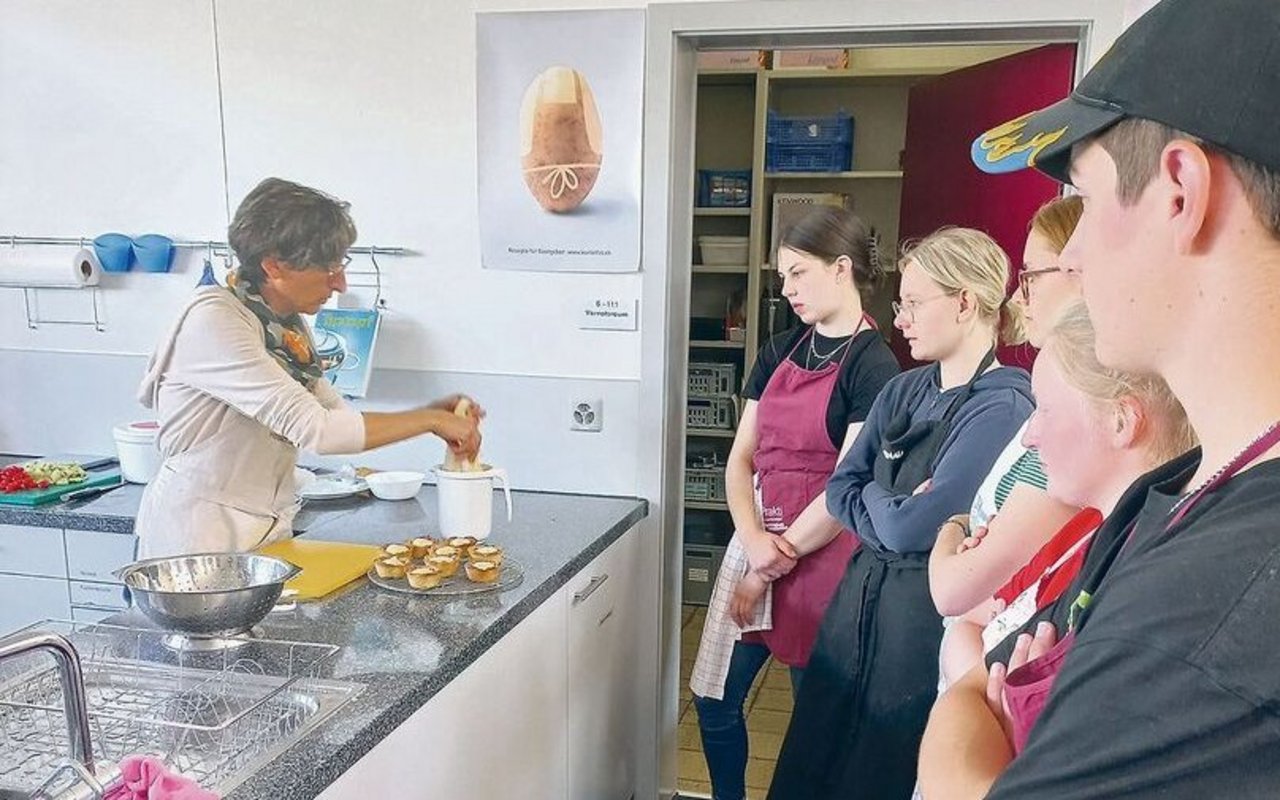 Silja Müller-Walthert übermittelt ihr Wissen als Hauswirtschaftslehrerin an die Schüler(innen). 