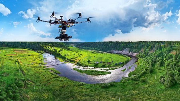 Drohne über Wald