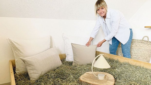 Nicole Muff bietet a Nicole Muff bietet auf dem Familienbetrieb im luzernischen Sulz Bauernhof-Wellness an. Dazu gehört unter anderem die Möglichkeit, in einem Heubett zu nächtigen.
