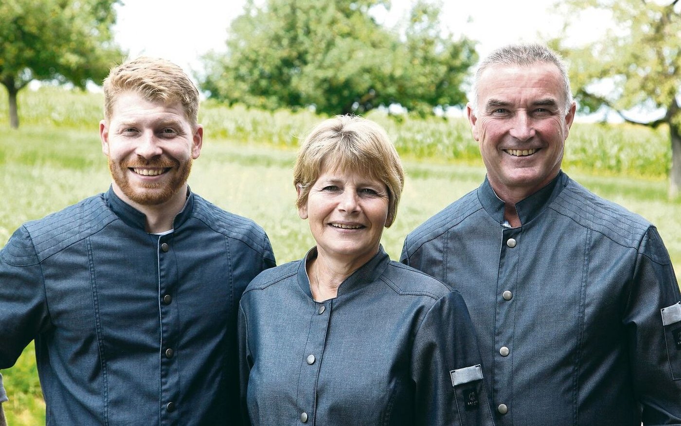 Die Inhaberfamilie von Kani-Suisse: Der Firmengründer und leidenschaftliche Kaninchenzüchter Felix Näf mit seiner Frau Rosmarie und Sohn Silvan Näf.Die Kani-Suisse GmbH beschäftigt heute acht Mitarbeiter. 