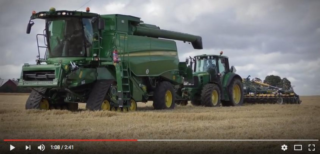 Goliath hilft David: Ein Mähdrescher zieht einen Traktor aus dem Schlamm. (Bild Screenshot Youtube)
