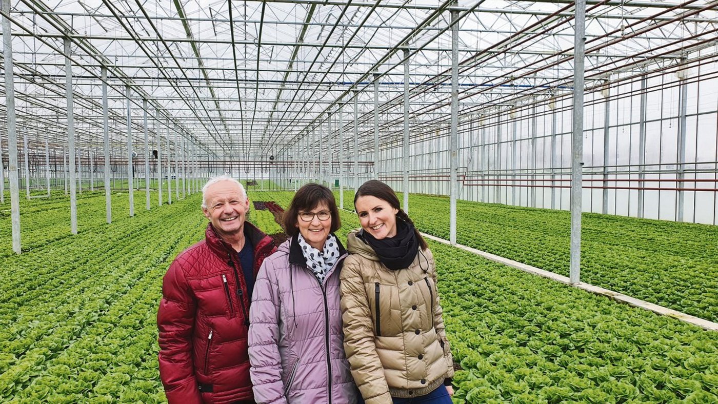 Das Bild, aufgenommen in einem der Gewächshäuser, zeigt Stefan und Beatrice Fässler zusammen mit ihrer Tochter Jasmin, die bereits zweifache Mutter ist.(Bild Daniel Thür)
