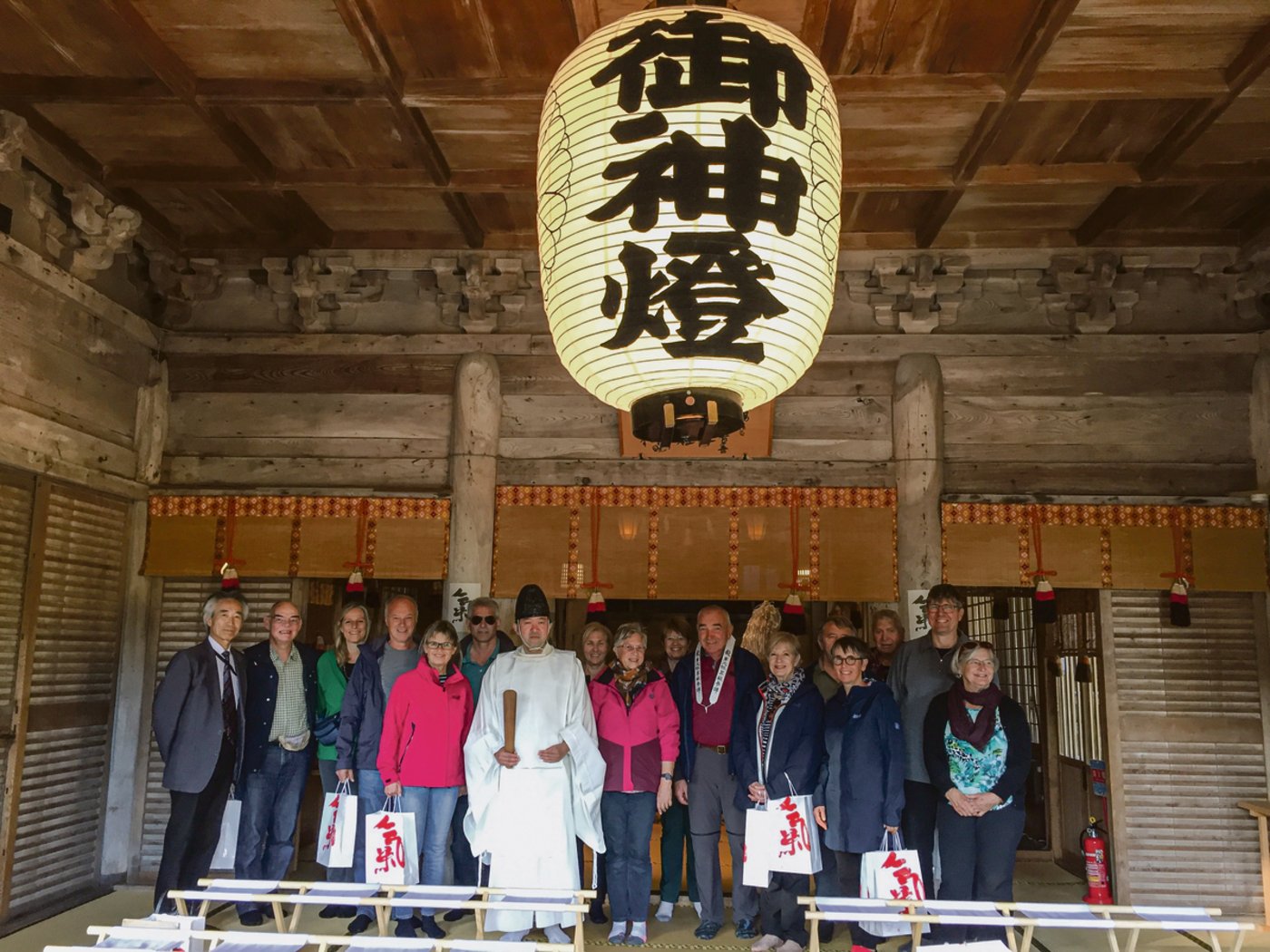 Gruppenfoto am Keta-Taisha-Schrein. In der Mitte ein Shintõ-Priester, der eine Zeremonie präsentierte.