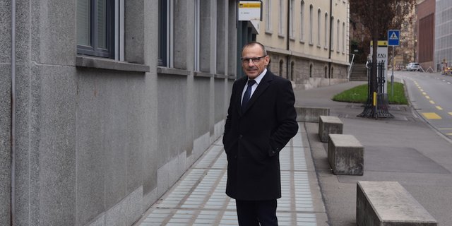 Ernst Landolt vor dem Volkswirtschaftsgebäude an der Mühlentalstrasse in Schaffhausen.