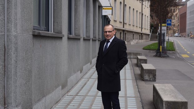 Ernst Landolt vor dem Volkswirtschaftsgebäude an der Mühlentalstrasse in Schaffhausen.