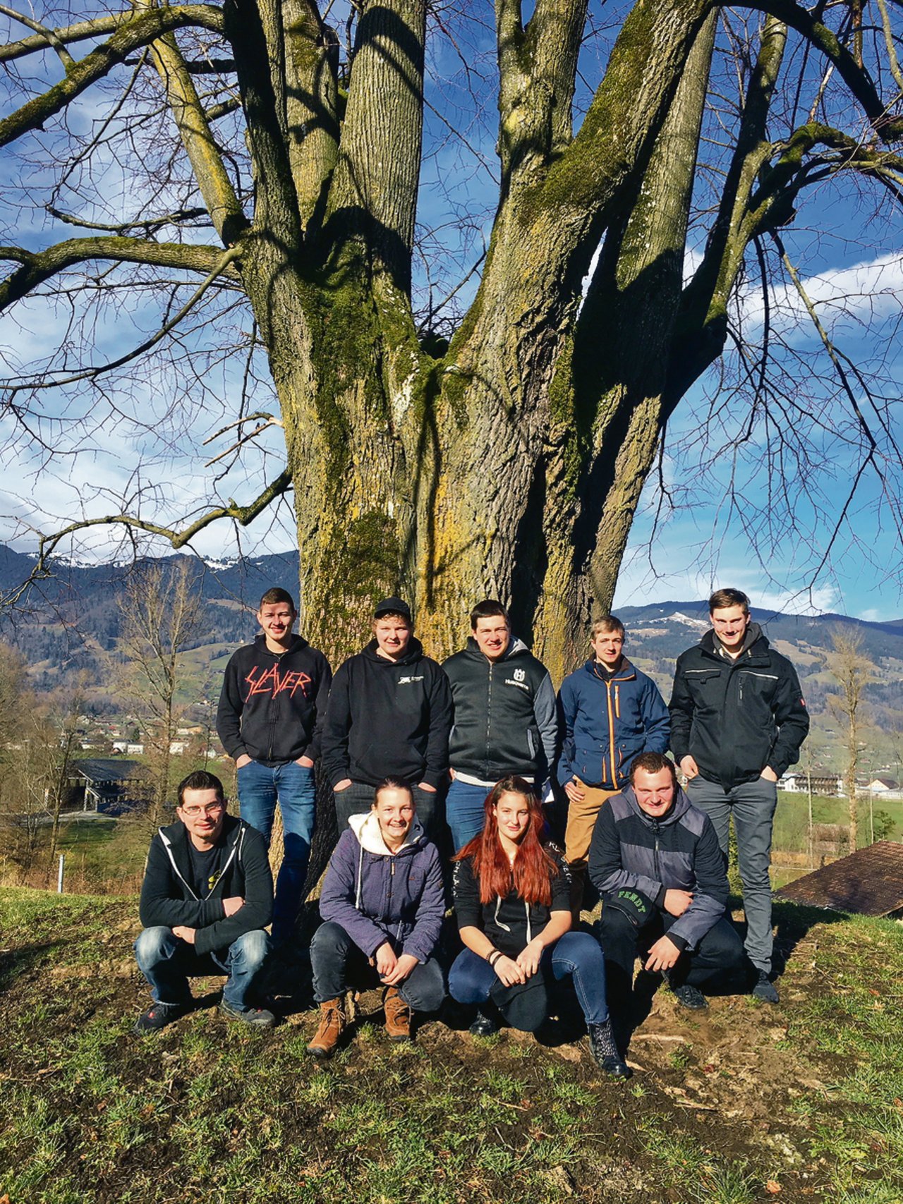 Zwei Frauen und sieben Männer aus der Zentralschweiz haben das Berufsattest Agrarpraktiker/in im Sack.(Bild zVg)