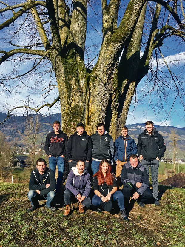 Zwei Frauen und sieben Männer aus der Zentralschweiz haben das Berufsattest Agrarpraktiker/in im Sack.(Bild zVg)