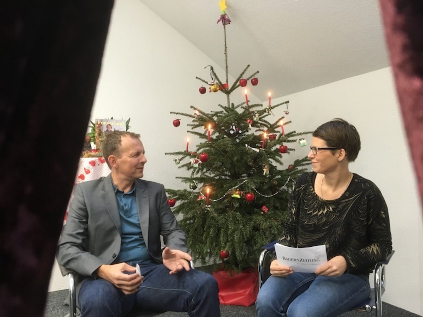Zum letzten Mal heisst es «die schonungslose Sendungskritik». Es diskutieren Chefredaktor Adrian Krebs und Esther Thalmann. (Bild BauZ)