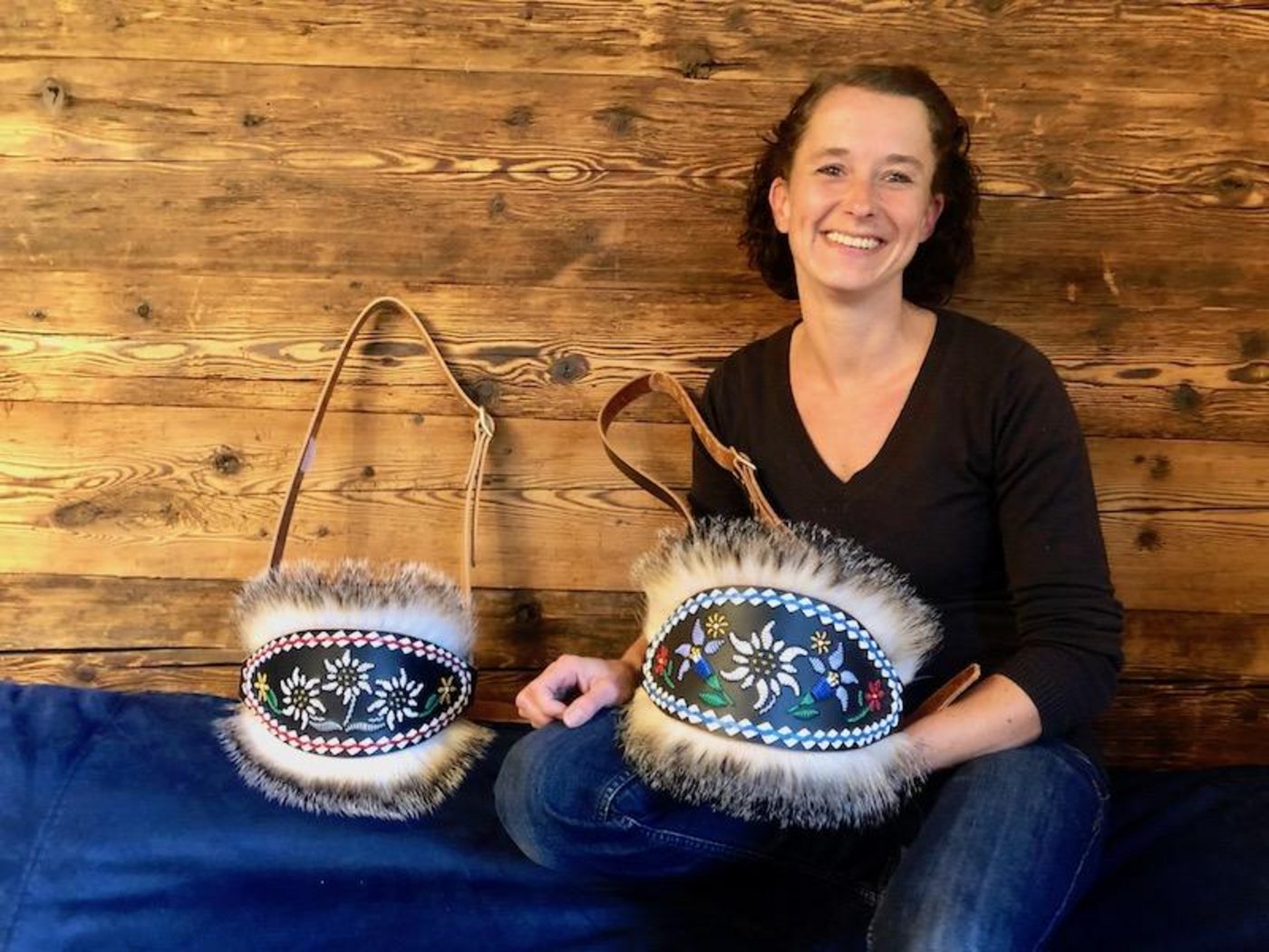 Martina von Rotz bestickt Leder. Das Nasenband, das sie in den Händen hält, war ihr allererstes. (Bilder Esther Thalmann)