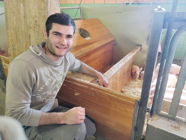 Lehrlingsalltag: Von der Softwarefirma in den Schweinestall Elias Broger befindet sich im dritten Lehrjahr zum Landwirt bei Christian und Ueli Schneider in Düdingen. (Bild Elias Broger)