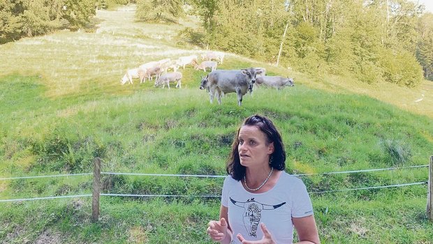 Eine engagierte Botschafterin für die Landwirtschaft: Marlen Koch-Mathis erklärt bei einer Führung die standortgerechte Landnutzung mit Grauvieh. 