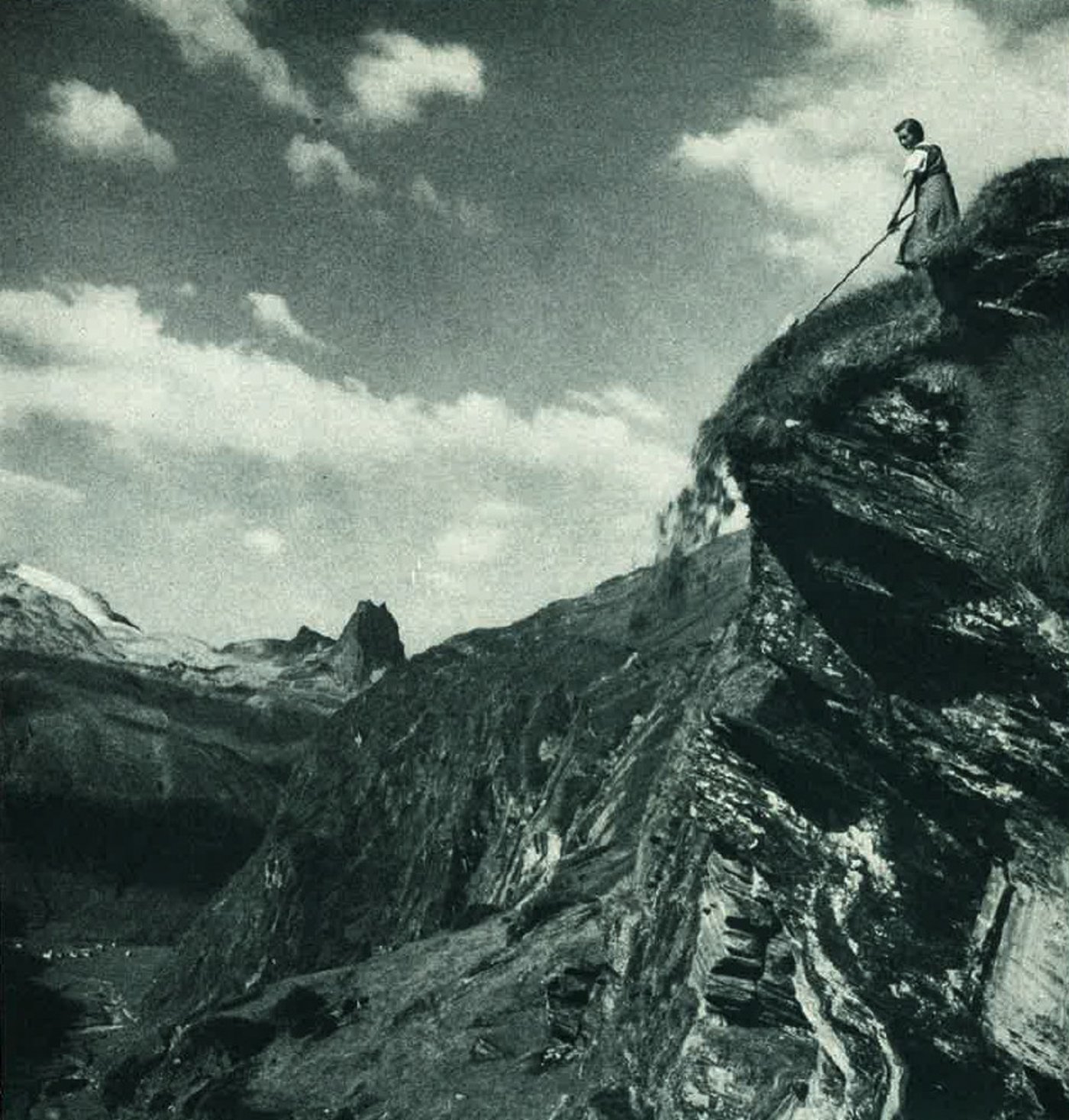 Das Gleiche gilt für die Wildheuerin vor der schönen Bergkulisse. (Bild E. Meerkämpfer)