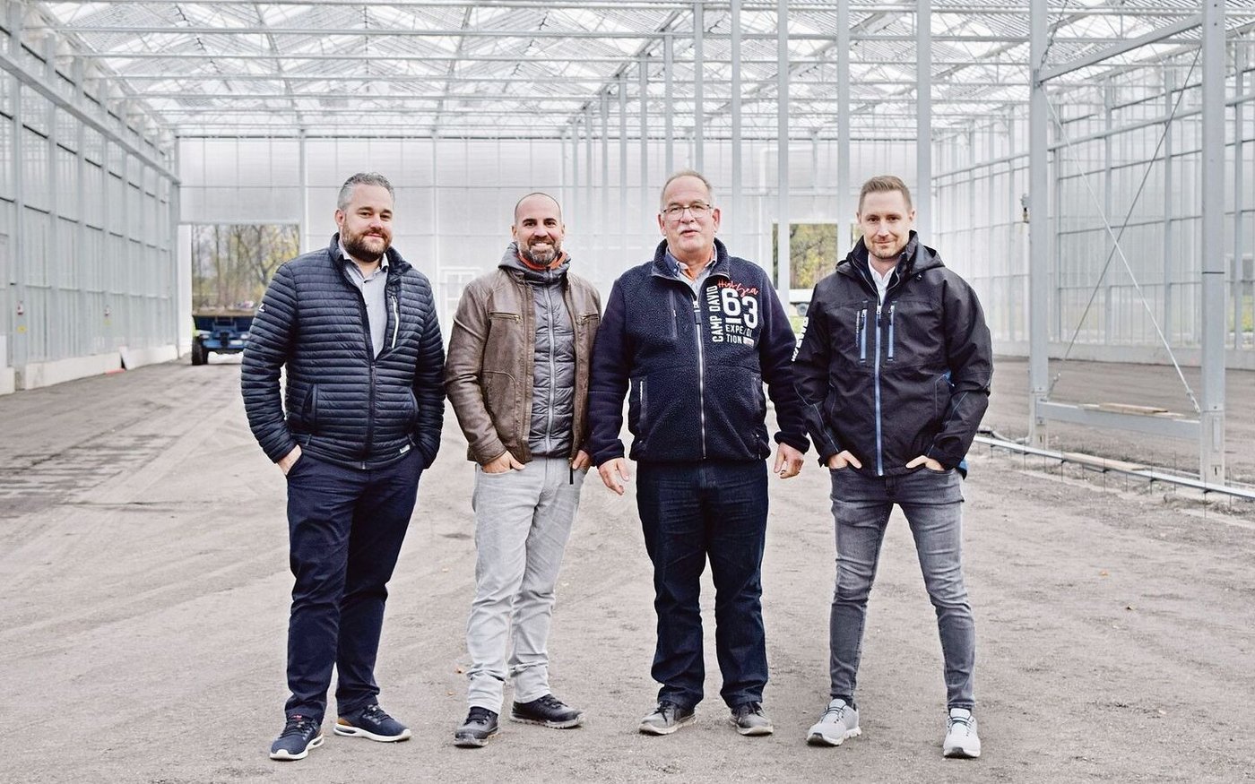 Ein Projekt mit mehreren Partnern (v. l.): Sandro Spescha, Leiter Energie EWB, Andreas Rohrer, Gemeinde Buchs, Bauherr Markus Kobelt und Adrian Bossart, Direktor EWB.