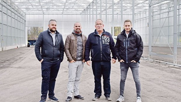 Ein Projekt mit mehreren Partnern (v. l.): Sandro Spescha, Leiter Energie EWB, Andreas Rohrer, Gemeinde Buchs, Bauherr Markus Kobelt und Adrian Bossart, Direktor EWB.