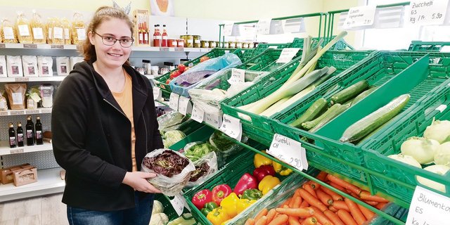 Christa Meier arbeitet sehr gerne im Hofladen von Familie Gilli. Diese Aufgabe sei eine gute Vorbereitung auf ihre Lehre bei Coop.(Bild Franziska Jurt)