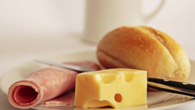 Deutsche Brotzeit mit Käse, hergestellt in der Schweiz aus Importmilch – geht gar nicht, findet die VMMO. (Bild HolgersFotografie) 