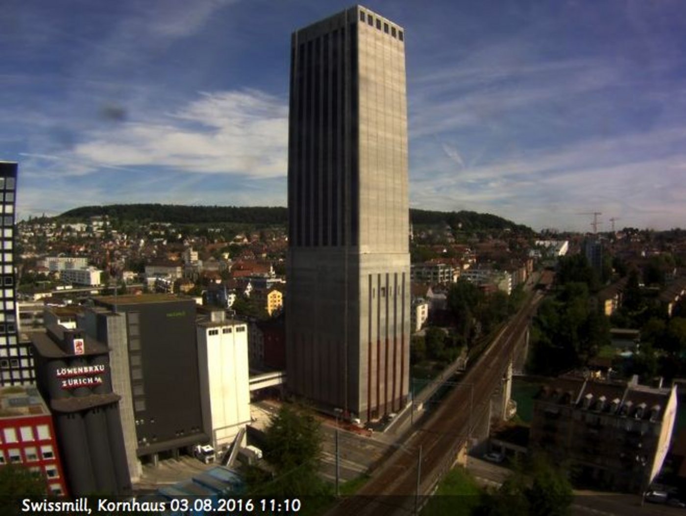 Eine aktuelle Webcam-Aufnahme des neuen Zürcher Getreidesilos. Das "Kornhaus" wird im September in Betrieb genommen. (Bild Webcam Swissmill)