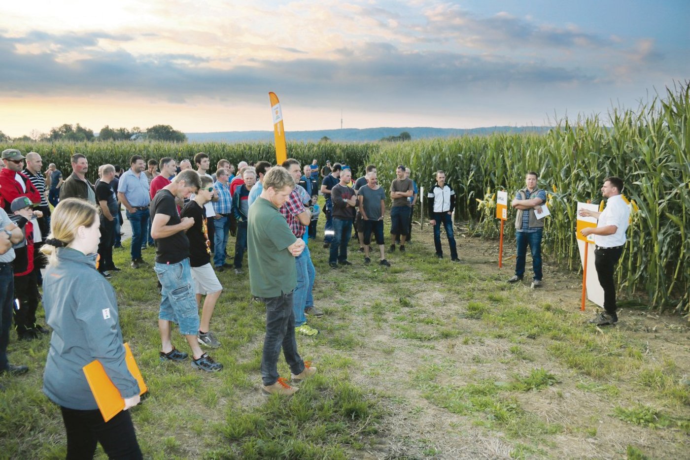 Beni Vogt, Berater von der Landi-Reba (vorne links) und Tobias Streckeisen, Berater KWS (vorne rechts), stellten neue und aktuelle Maissorten vor.(Bild Benildis Bentolila)