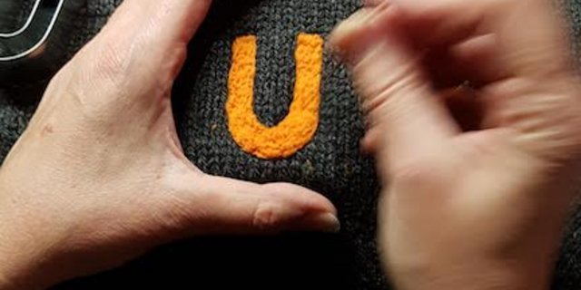 Zuerst das Loch stopfen und danach kann man mit einem Guetzliförmli einen schönen Flick darüber filzen. (Bild Kathrin Staub)