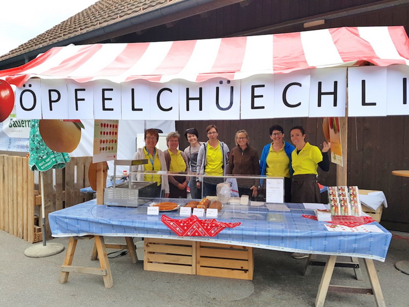 Beliebt war auch der Öpfelchüechli-Stand. (Bild Priska Niffeler)