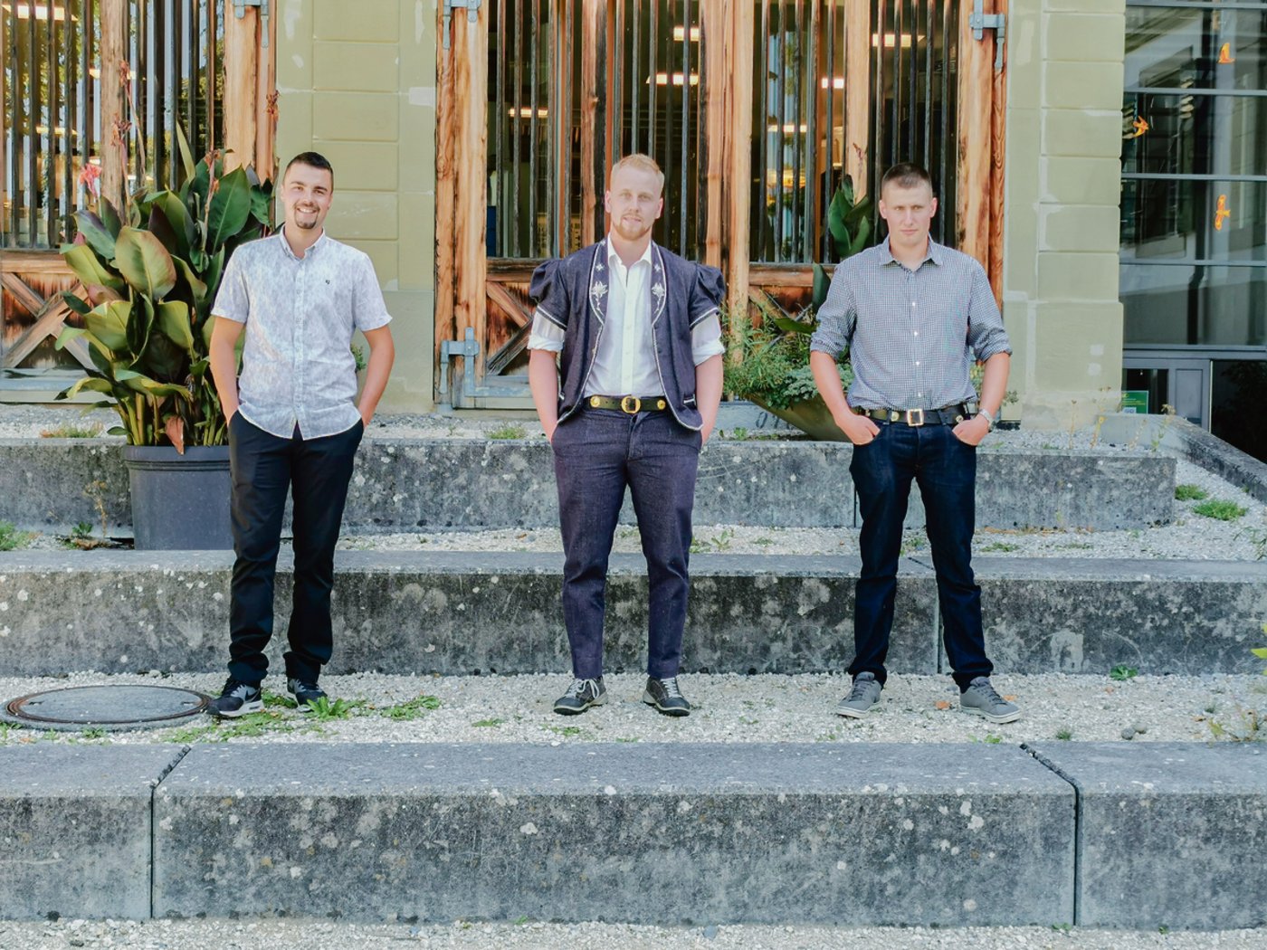 Die Tracht in der Mitte zeigt, wo diese jungen Männer ihre Ausbildung zum Meisterlandwirt absolviert haben. Natürlich im Kanton Freiburg, am Landwirtschaftlichen Institut in Grangeneuve. (Bild sb)