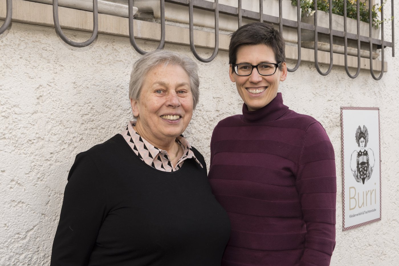 Tochter Claudia Burri hat die Trachtenstube in Bern von ihrer Mutter Annemarie übernommen. (Foto: Miriam Kolmann)