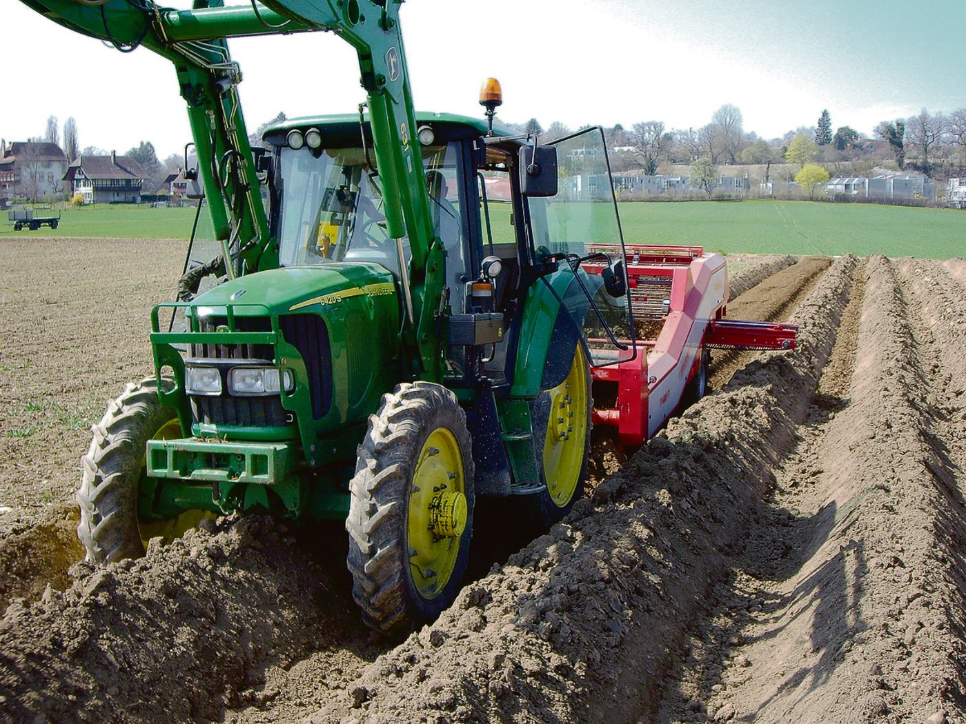 Vor dem Kartoffelsetzen separiert Familie Rohrbach die Erde. Die Maschine befördert Steine und grobe Erdmutten zwischen die Dämmen. So können die Kartoffeln ungehindert wachsen und die Ernte geht speditiver voran.(Bild zVg)