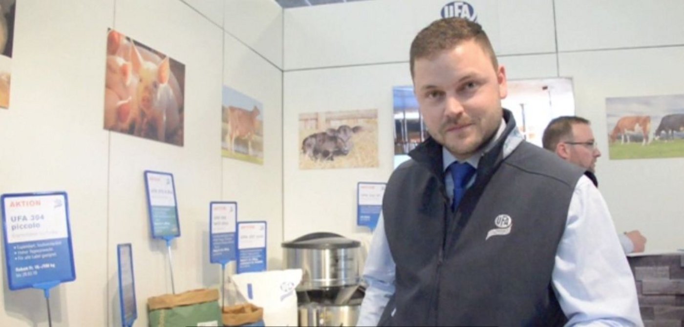 Martin Ruchti begrüsst Besucher am UFA-Stand. (Bild Screenshot)