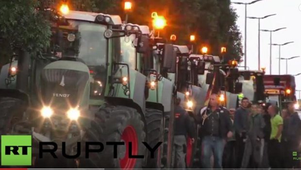 Mit ihren Traktoren sorgen die Landwirte für Verkehrschaos. (Bild Screenshot Ruptly TV/Youtube)