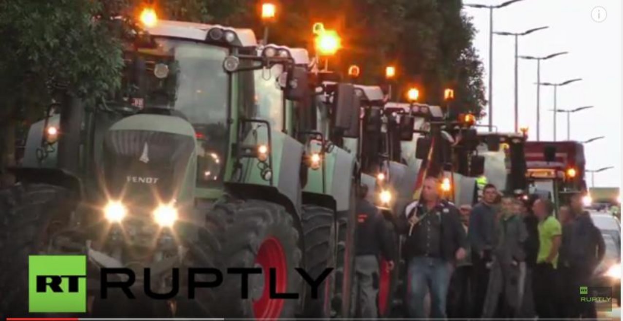 Mit ihren Traktoren sorgen die Landwirte für Verkehrschaos. (Bild Screenshot Ruptly TV/Youtube)