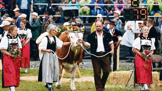 Andrea und Hansueli Aebersold aus Beatenberg BE mit ihrem Stier Araris, dem Siegerpreis am Unspunnen-Fest, beim Einmarsch in die Arena.