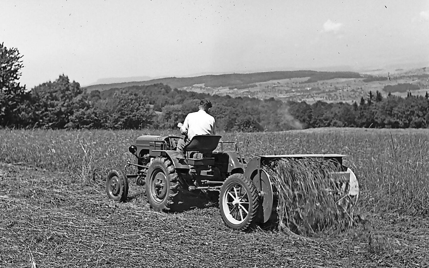 Landtechnik ermöglicht in vielen Bereichen Effizienzsteigerung. Im Bild ein Graszetter mit Bodenantrieb und Zinkentrommel.