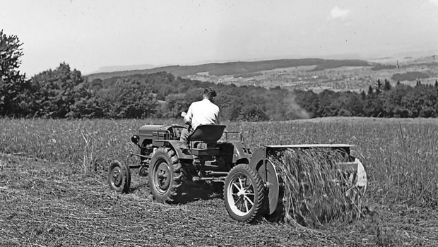 Landtechnik ermöglic Landtechnik ermöglicht in vielen Bereichen Effizienzsteigerung. Im Bild ein Graszetter mit Bodenantrieb und Zinkentrommel.