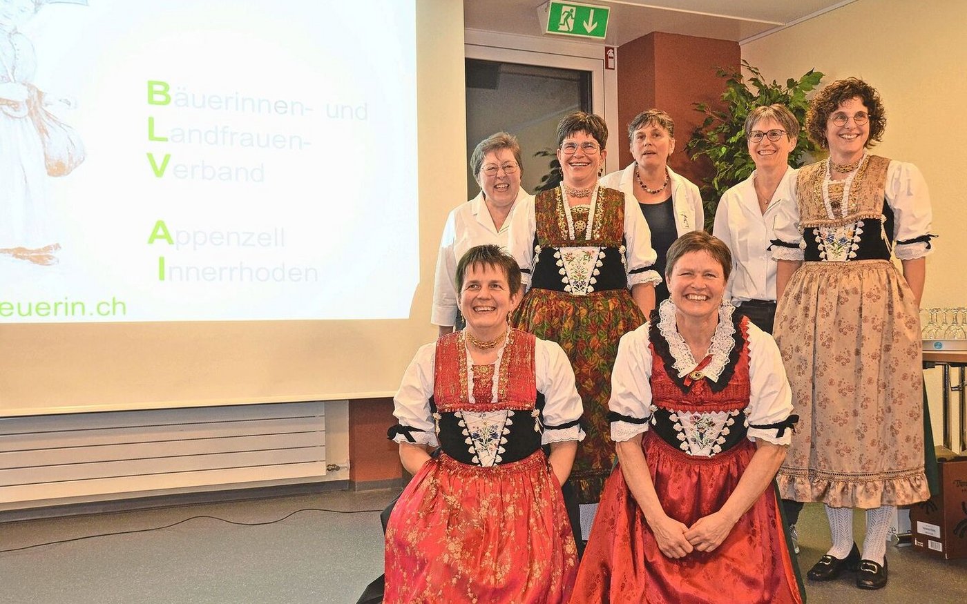 Die Vorstandsfrauen: kniend Claudia Speck, Marianne Städler; stehend Marlen Dobler, Mechtild Grubenmann, Irene Neff, Lydia Signer, Luzia Fuster (v. l. n. r.).
