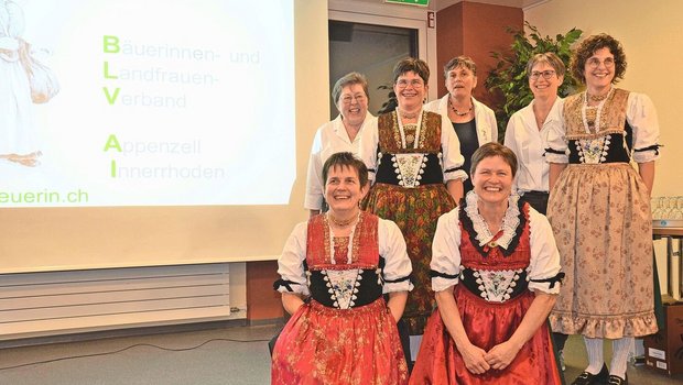 Die Vorstandsfrauen: kniend Claudia Speck, Marianne Städler; stehend Marlen Dobler, Mechtild Grubenmann, Irene Neff, Lydia Signer, Luzia Fuster (v. l. n. r.).