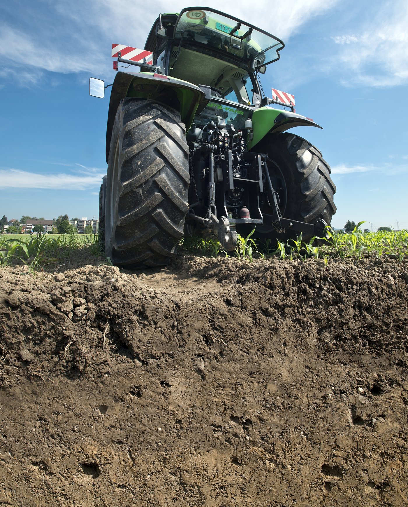 Durch das ständige Befahren mit schweren Landmaschinen verdichtet sich der Boden zunehmend. 