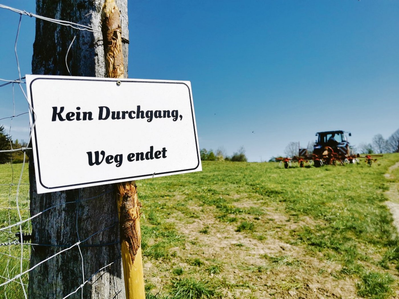 Auch wenn Wetter und Natur locken: Wiesen und Felder werden landwirtschaftlich genutzt. Das Betreten ist unerwünscht.(Bild sb)