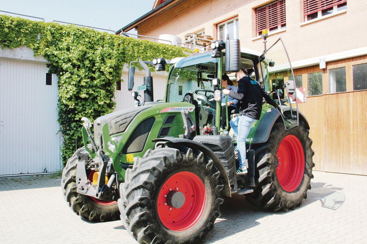 Beim Traktor mit Lenksystem übten sich Erwachsene im Geschicklichkeitsfahren.