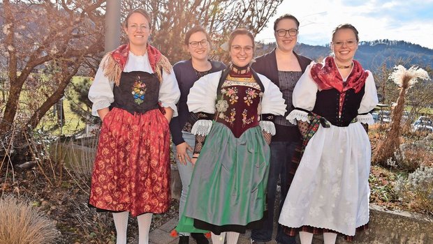 Die vier Absolventinnen aus dem Kanton Nidwalden zusammen mit der einzigen Obwaldnerin (ganz rechts im Bild).