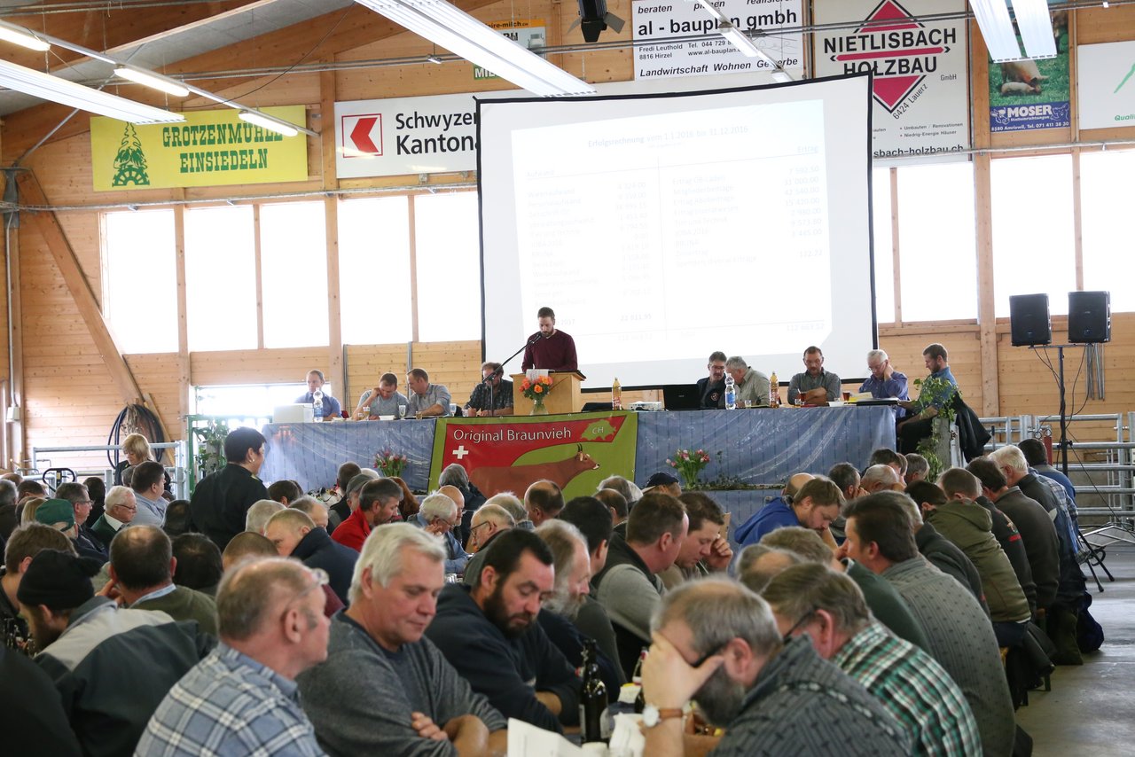 Die 37. Generalversammlung des Schweizerischen Original Braunviehzuchtverband fand in der Markthalle Rothenthurm SZ statt. (Bild reb)