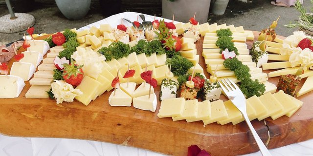 Schweizer-Käse ist beliebt: Wegen der Corona-Pandemie sind die Exportmärkte aber unter Druck geraten. (Bild BauZ)