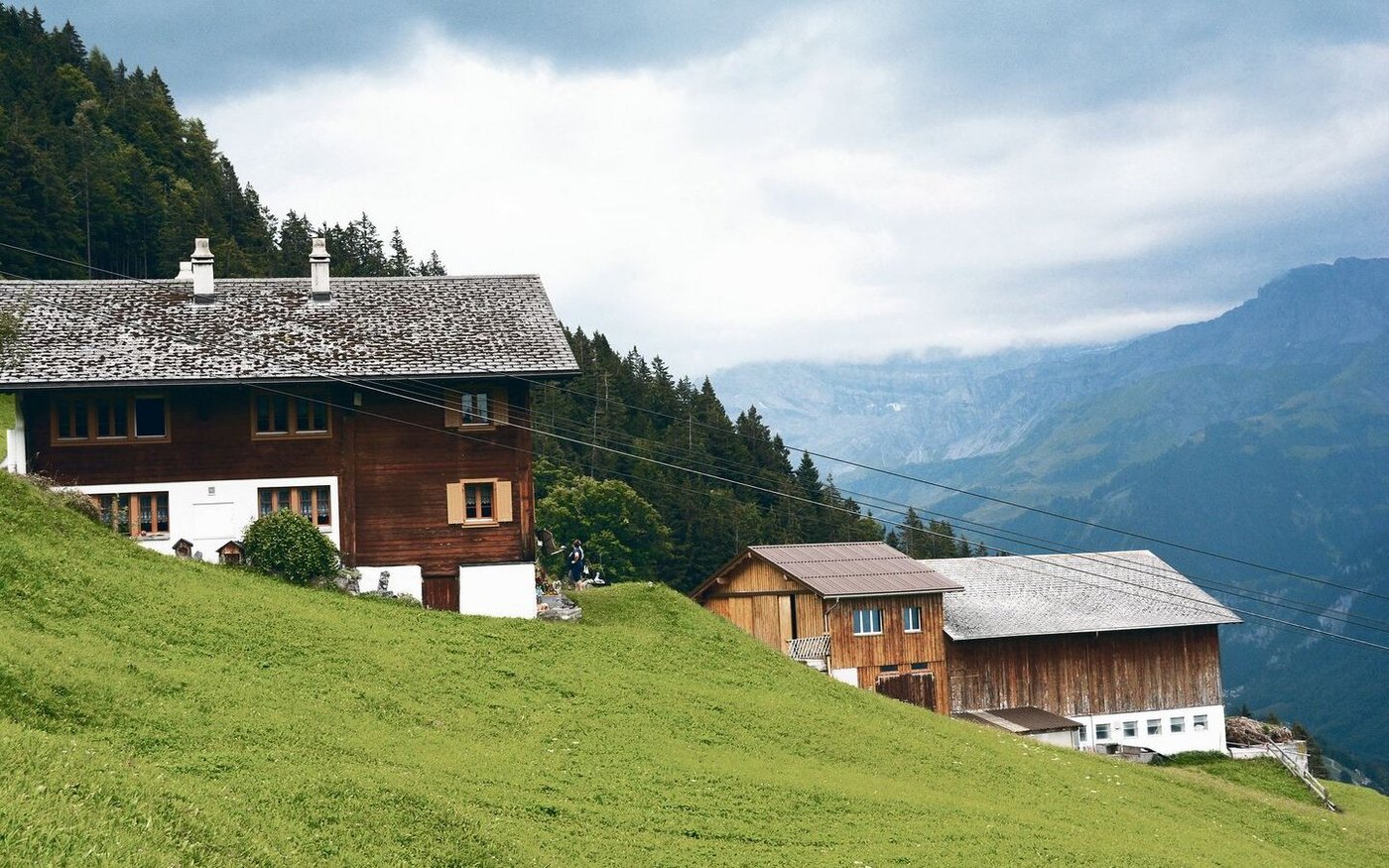 Der Betrieb Kessel von Hergers im Urner Schächental mit Wohnhaus und Scheune für das Milchvieh.