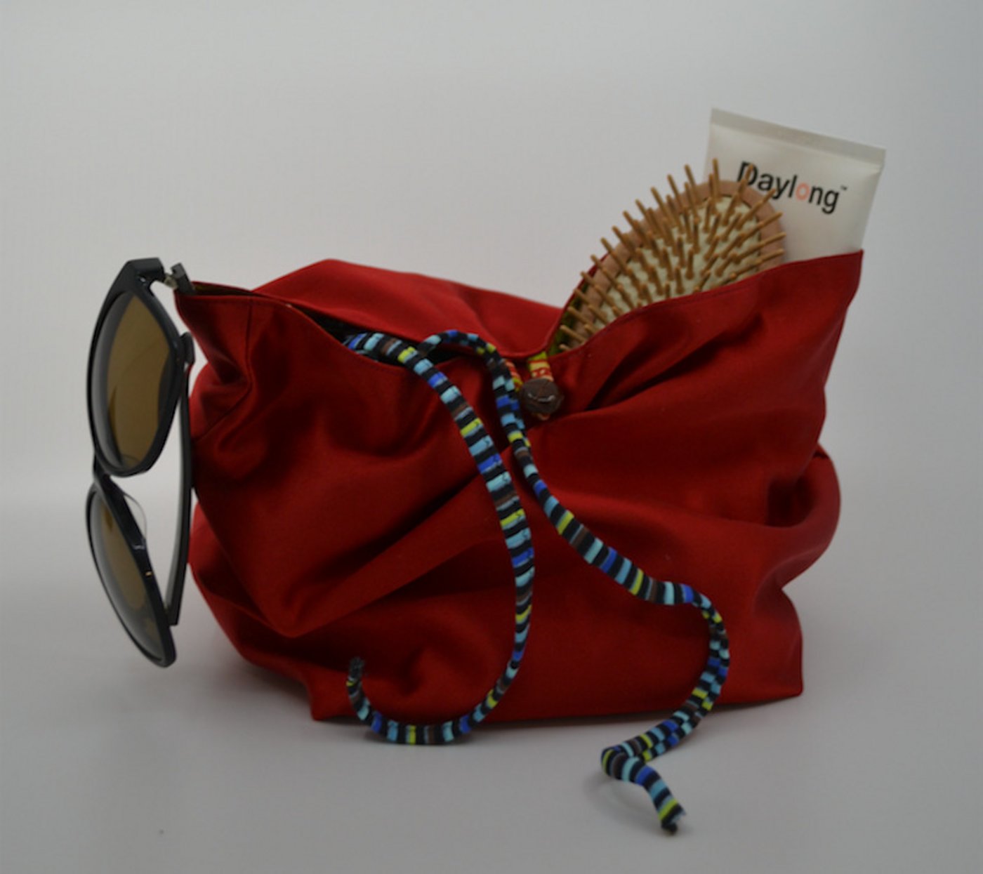 Ein schickes Säcklein aus Satin und bunten Mustern als Necessaire. 