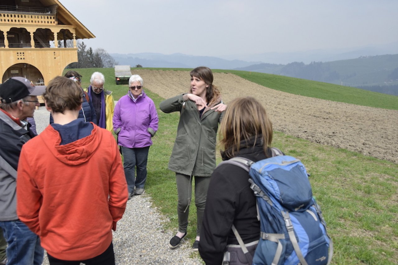Salome Wieland führte die Besucherinnen und Besucher über ihren Betrieb in Röthenbach. (Bild zVg)