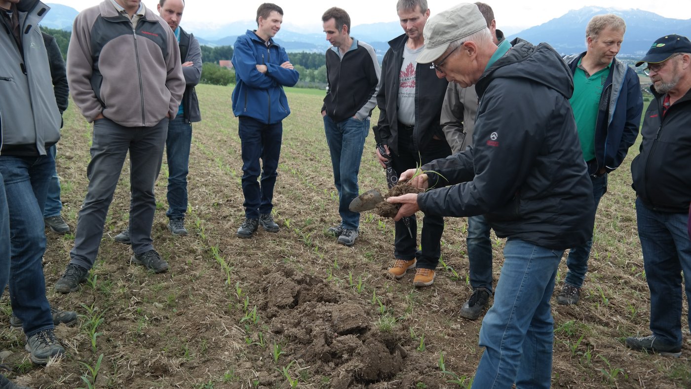 Heinrich Hebeisen vom BBZN Hohenrain bei der Vorstellung vom Mais.